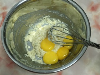 7寸中空戚风蛋糕,将蛋黄放入面糊中，继续用手动打蛋器搅拌均匀