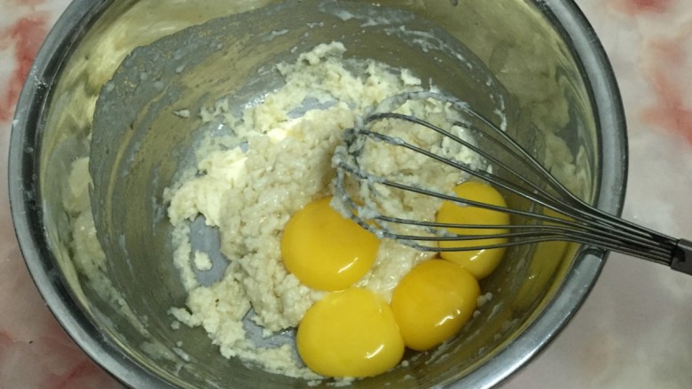 7寸中空戚风蛋糕,将蛋黄放入面糊中，继续用手动打蛋器搅拌均匀