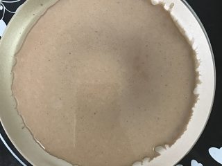 可可毛巾卷,舀一勺面糊放入锅中，转动成圆饼状。
