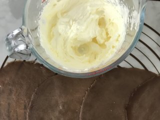 可可毛巾卷,淡奶油加入细砂糖打至10分发。

