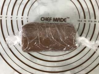 可可毛巾卷,将饼皮从左至右卷起，用保鲜膜包起，放入冰箱定型1个小时以上。
