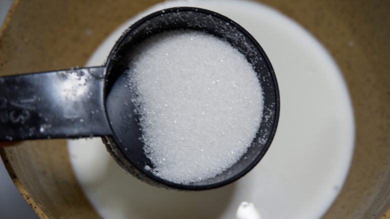 咖啡奶冻,加入细砂糖搅拌均匀