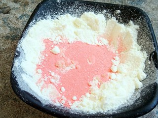 草莓味雪花酥,第一步，我们先把草莓粉和奶粉混合