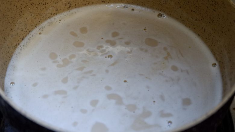 咖啡奶冻,用小火将咖啡牛奶加热至微沸。