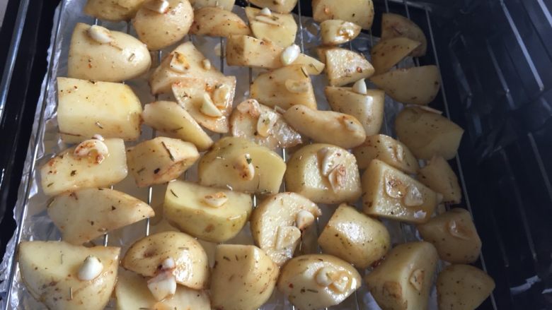 这样吃土豆必须躲起来吃——烤薯角,烤箱预热200度，这时候可以将薯角放上烤网上