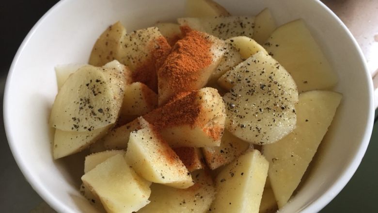 这样吃土豆必须躲起来吃——烤薯角,加入辣椒粉，不喜辣可适量减少或者不加