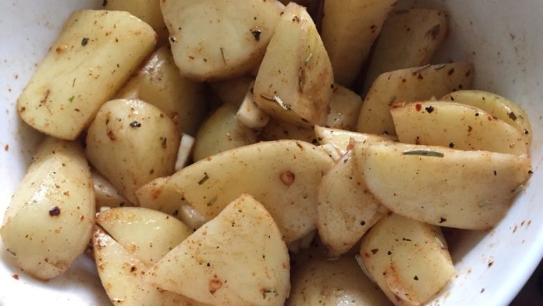 这样吃土豆必须躲起来吃——烤薯角,搅拌均匀，静置半小时以上，使其更加入味