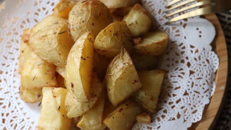这样吃土豆必须躲起来吃——烤薯角,趁热食用更美味