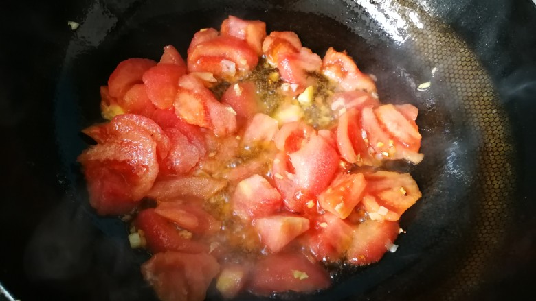 番茄烩牛肉丸,下入番茄翻炒出汁。