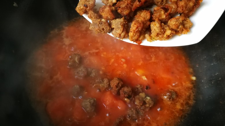 番茄烩牛肉丸,倒入提前炸好的牛肉丸。