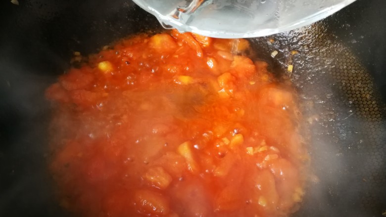 番茄烩牛肉丸,再加些热水。