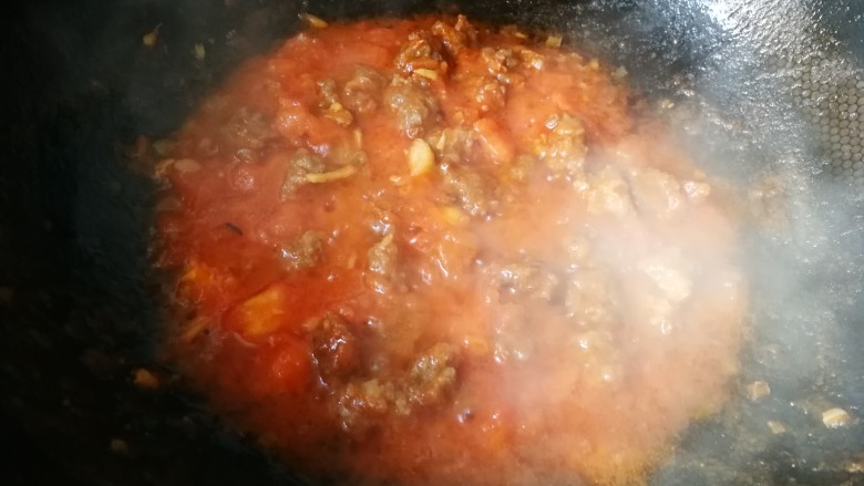 番茄烩牛肉丸,加适量盐，咕嘟大概几分钟。