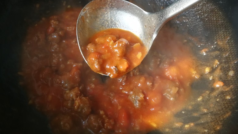 番茄烩牛肉丸,倒入淀粉液勾汁，出锅。