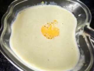 无糖~牛油果香蕉松饼,搅拌成稀糊倒入碗里，加入鸡蛋液搅拌