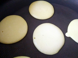 无糖~牛油果香蕉松饼,小火煎到定型，如图所示