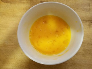 鸡蛋菌汤,打成蛋液