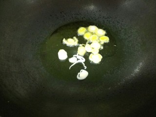 鸡蛋菌汤,把葱花爆香
