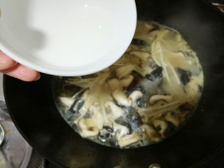 鸡蛋菌汤,水烧开之后，放入调好的淀粉