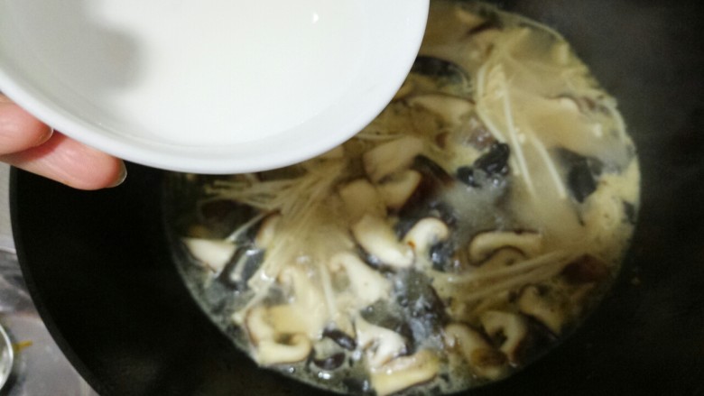 鸡蛋菌汤,水烧开之后，放入调好的淀粉