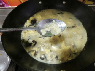 鸡蛋菌汤,放半勺白胡椒粉