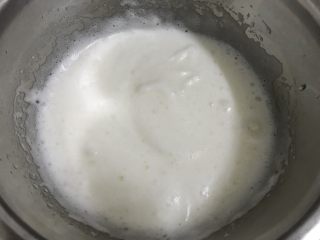戚风蛋糕（后蛋法）,打到出现细腻泡沫状再加入1/3的糖。