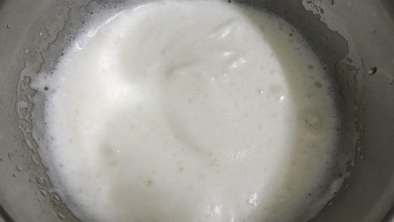 戚风蛋糕（后蛋法）,打到出现细腻泡沫状再加入1/3的糖。