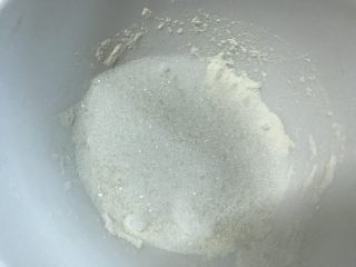 戚风蛋糕（后蛋法）,称好蛋白用的糖。