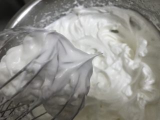 戚风蛋糕（后蛋法）,打发到九分发，蛋白盆里和打蛋头出现直立小勾就可以了。