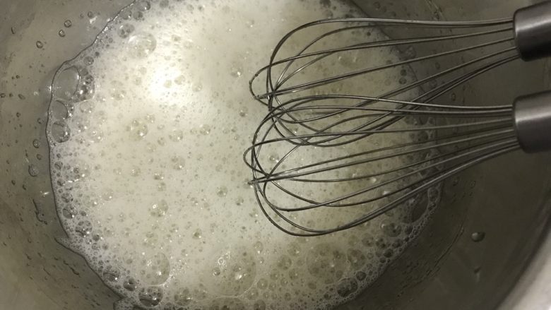 戚风蛋糕（后蛋法）,电动打蛋器高速打发打到大泡沫状，加入1/3的砂糖。