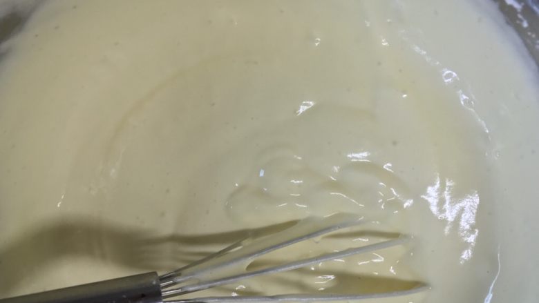 戚风蛋糕（后蛋法）,用手抽“Z”字形混合，然后再用刮刀从下往上翻拌。注意不能过度搅拌，也不能画圈搅拌。
