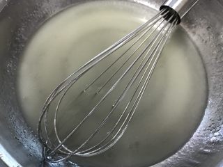 戚风蛋糕（后蛋法）,用手抽把水油糖混合，变成浓稠状。