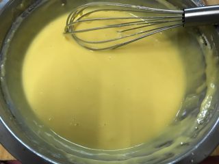 戚风蛋糕（后蛋法）,很快就出现细腻的蛋黄糊了。盆底下不均匀可以用刮刀翻拌。