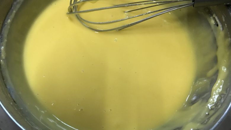 戚风蛋糕（后蛋法）,很快就出现细腻的蛋黄糊了。盆底下不均匀可以用刮刀翻拌。