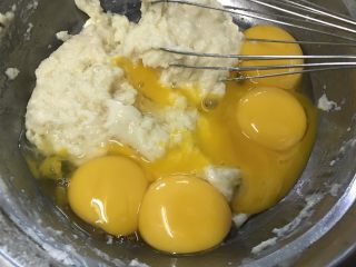 戚风蛋糕（后蛋法）,倒入蛋黄，用手抽轻轻搅拌。