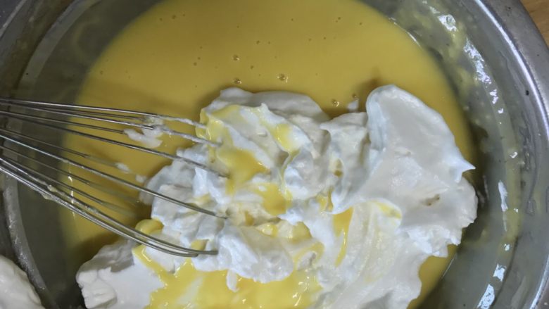 戚风蛋糕（后蛋法）,取1/3的蛋白到蛋黄盆内。