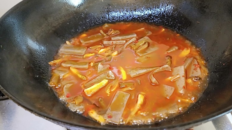 泡椒炒魔芋,加入适量开水烧开。