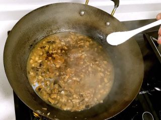香菇肉燥饭,炖煮好的香菇肉燥起锅前加入适量盐、糖调味。