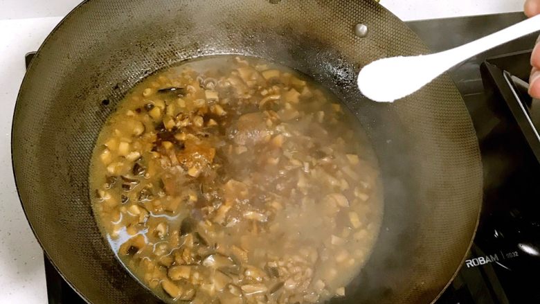 香菇肉燥饭,炖煮好的香菇肉燥起锅前加入适量盐、糖调味。