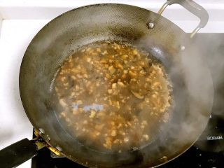香菇肉燥饭,倒入泡香菇的水，水量没过食材。大火煮沸，转中小火炖煮十分钟左右。