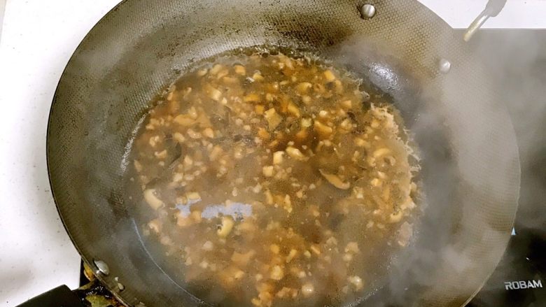 香菇肉燥饭,倒入泡香菇的水，水量没过食材。大火煮沸，转中小火炖煮十分钟左右。