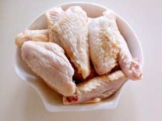 薯片鸡翅～把孩子爱吃的放在一起,鸡中翅洗干净备用