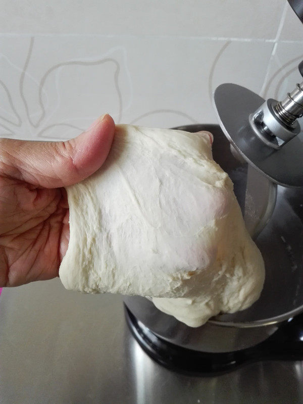 牛奶吐司,用2档打5分钟，面团已能拉出较厚的膜