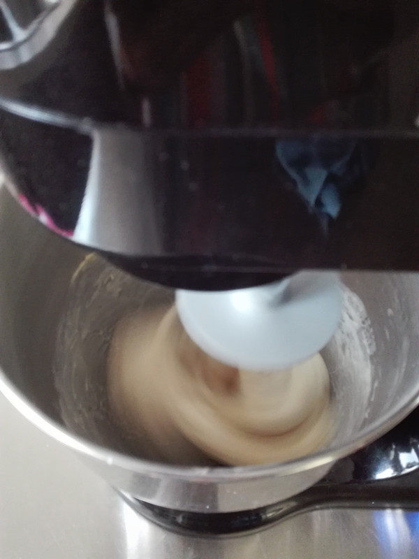 牛奶吐司,放入已软化的黄油，黄油要提前软化，用2档运行15分钟