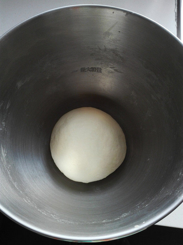 牛奶吐司,取出面团收圆，继续放进搅拌缸里，进行一发（这样不用占用2个盆子），盖锅盖或保鲜膜保湿；
