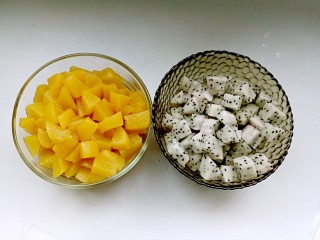 芒果淋面生日蛋糕,将夹层用的黄桃切丁沥水，火龙果去皮切丁备用。