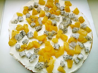 芒果淋面生日蛋糕,放上适量的黄桃丁和火龙果丁。