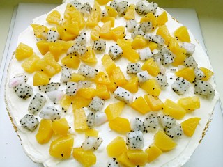 芒果淋面生日蛋糕,抹一层淡奶油，放上适量水果。