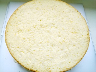 芒果淋面生日蛋糕,覆盖第二层蛋糕片。