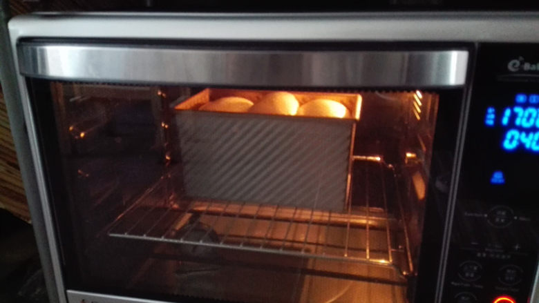 牛奶吐司,模具放入上下火170度已预热到位的烤箱中，烘烤42分钟，放入烤箱的最下层；面团表面上色后，盖锡纸
