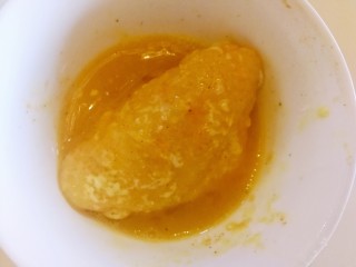 薯片鸡翅～把孩子爱吃的放在一起,裹满面粉的鸡翅放进鸡蛋液里面，让鸡翅裹满蛋液